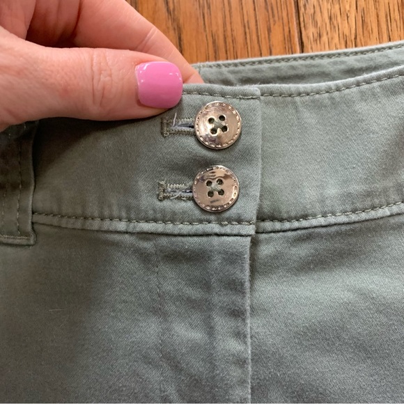 White House Black Market | Army Green Cuffed Shorts | Sz 00 - Picture 4 of 12